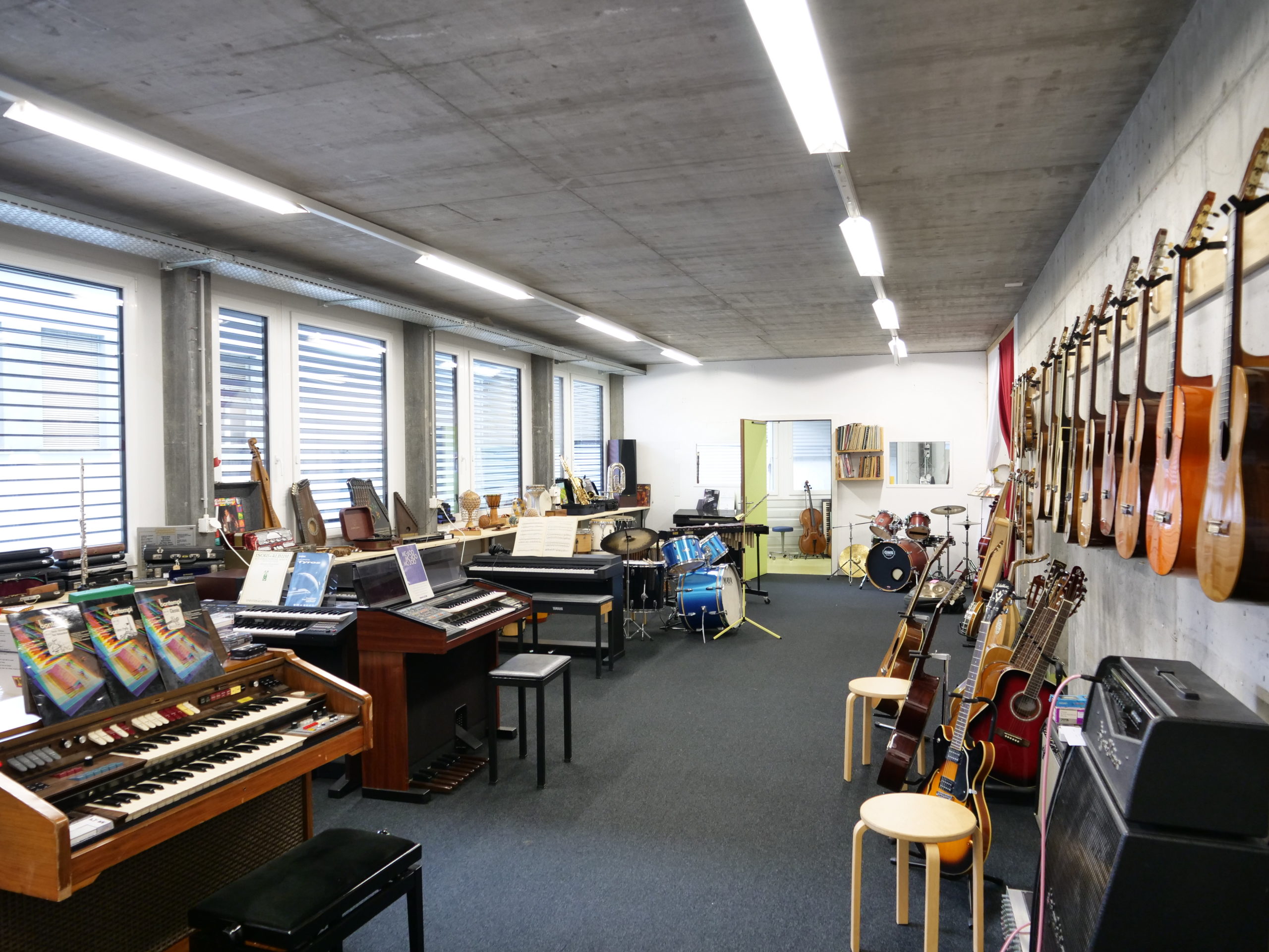 instruments dans la bibliothèque